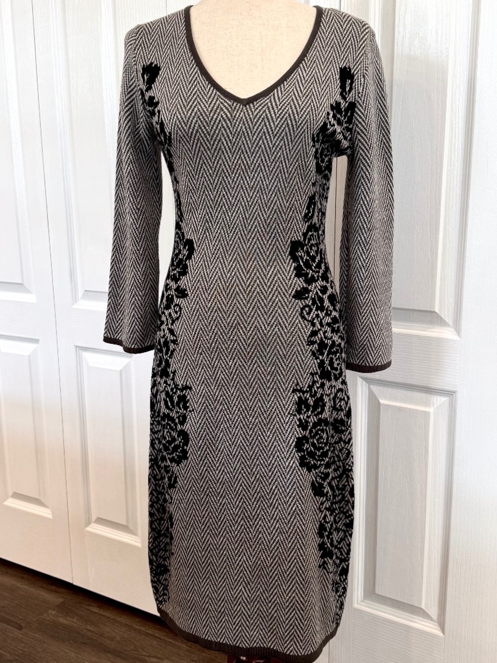 Anne Klein Midi, Size 6, Gray & White Herringbone Knit Pullover, Floral Sides